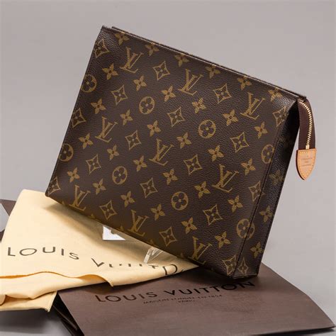 lv toiletry pouch 26|toiletry pouch中文.